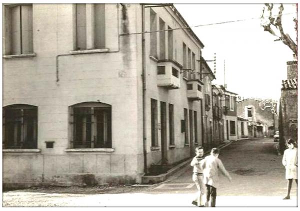 1964 Thérèse Vessiere JP Mas devant la mairie