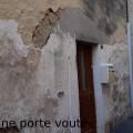 Village rue droite porte voutée